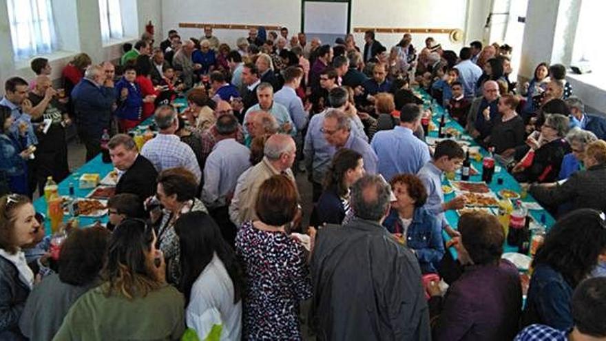 Los vecinos de Pozoantiguo disfrutan de un almuerzo en el salón de las antiguas Escuelas ofrecido por el Ayuntamiento.