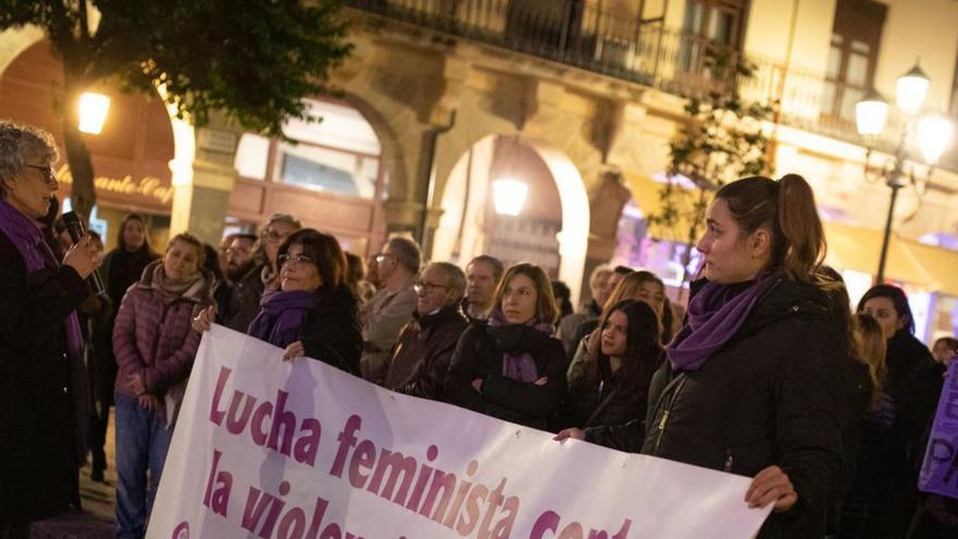 Jóvenes, en la Plaza Mayor contra la violencia de género.