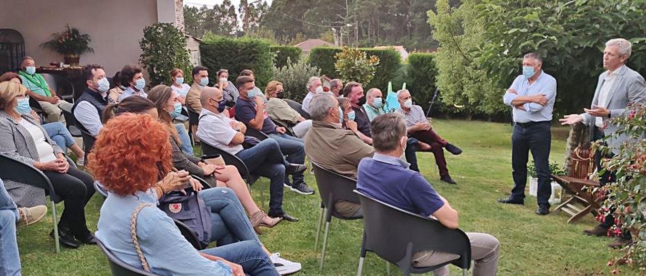 Rueda, durante el encuentro con los afiliados del PP de O Salnés. |