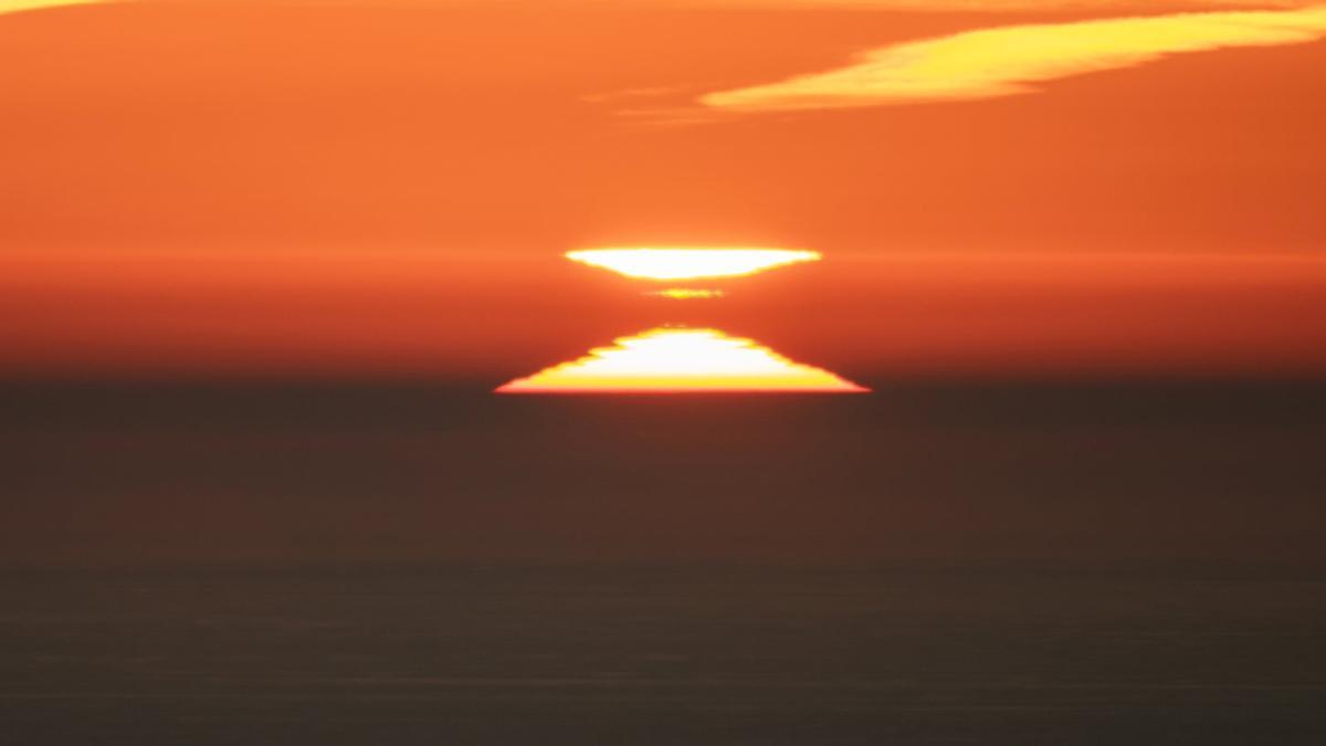 Secuencia de la salida de sol hoy viernes en Barcelona