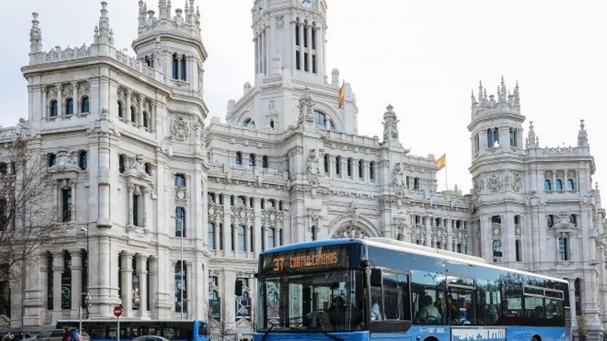 Archivo - Autobús de EMT frente al palacio de Cibeles, sede del Ayuntamiento de Madrid.