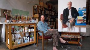 Leticia Feduchi posa junto al retrato de Eduardo Mendoza que ha realizado para la galería de los Premio Cervantes de la Biblioteca Nacional. 