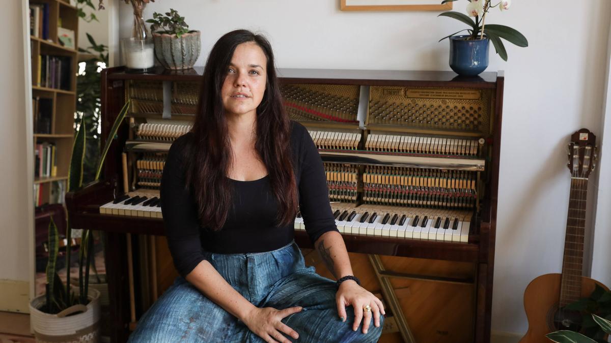 La violista y compositora Sara Muñiz en su casa-estudio de Gijón
