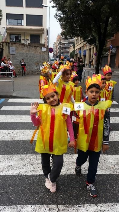 L'Escola Renaixença omple el Passeig de color