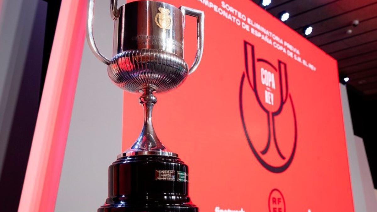 Trofeo de la Copa del Rey expuesto en Las Rozas durante el sorteo.