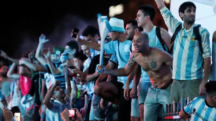 Hinchas del Racing Club celebran la Superliga Argentina.