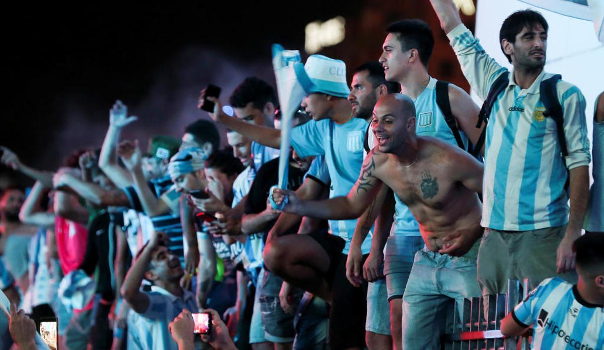 Hinchas del Racing Club celebran la Superliga Argentina.