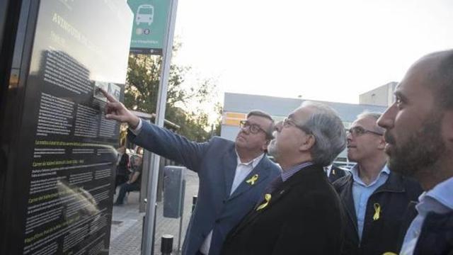 L'historiador Francesc Comas comentant el contingut del tòtem amb els regidors Sala, Torras i Aloy