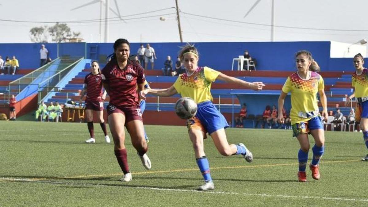 Alba Quintana, jugadora del Juan Grande, golpea el esférico ante una rival.