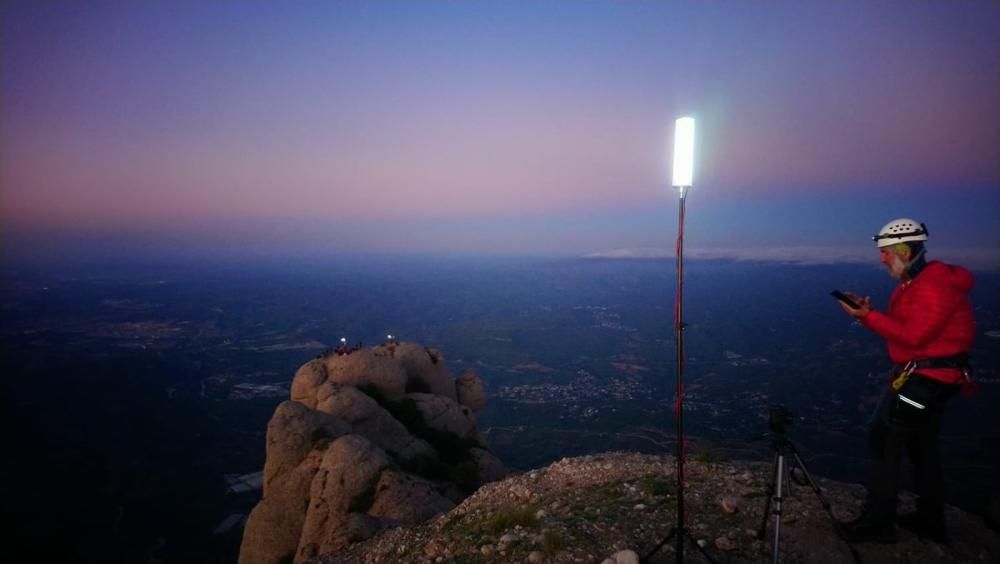 «Llum i llibertat» il·lumina les agulles de Montserrat