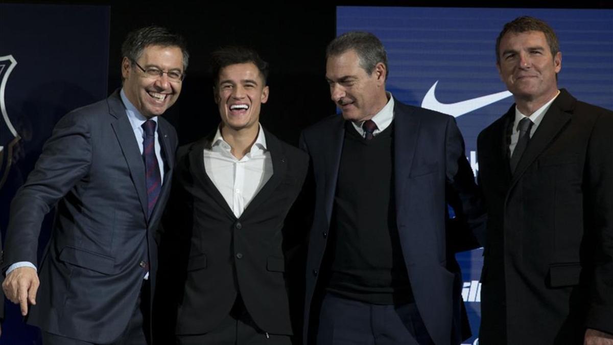 Robert, a la derecha, el día de la presentación de Coutinho