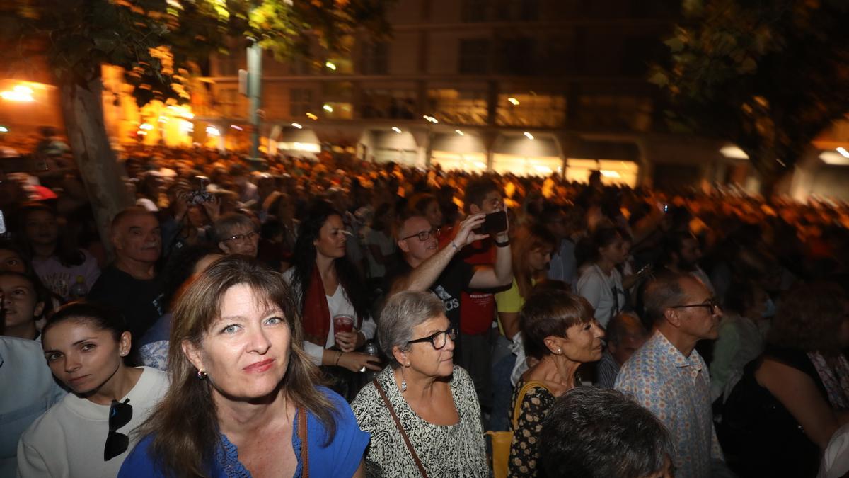 El público se ha agolpado en las riberas del Ebro.