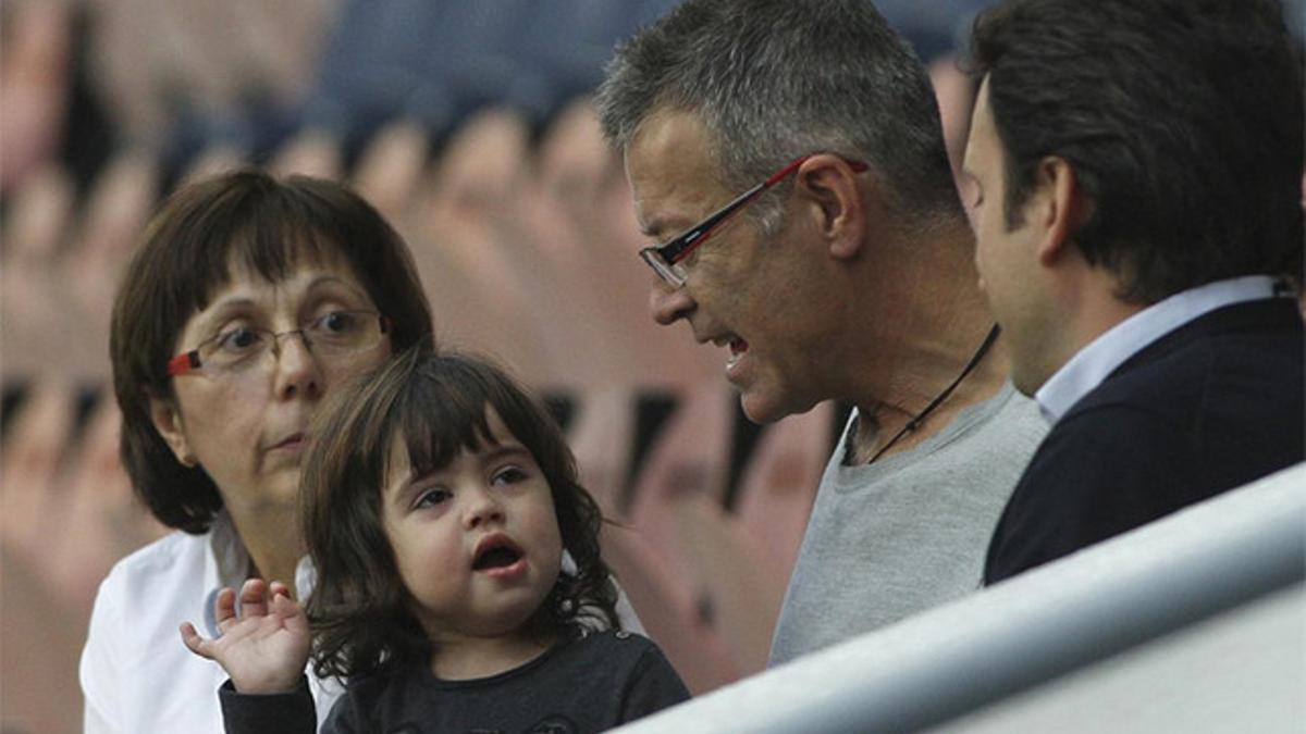 Milan siguió el entrenamiento del Barça desde la falda de su abuelo