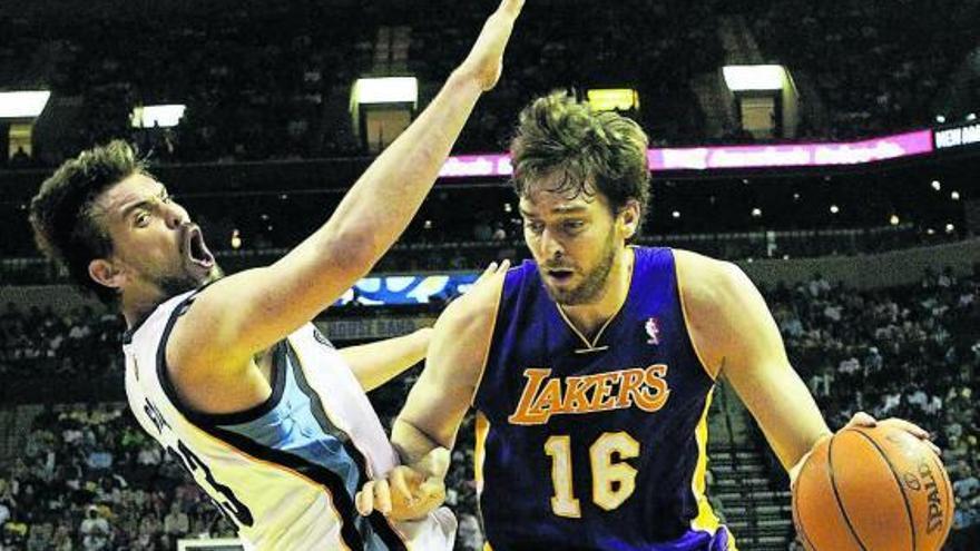 Un duelo entre Marc y Pau Gasol en el partido entre los Grizzlies y los Lakers.