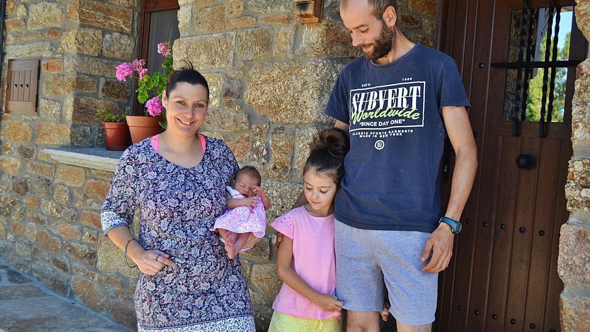 María Alonso Furones y Abel Uña con la pequeña Luna y África. | A. S.