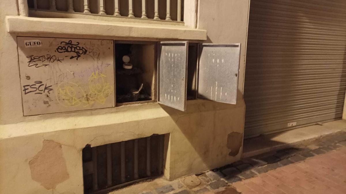 Tapes de serveis obertes en el carrer Moreria de Figueres.