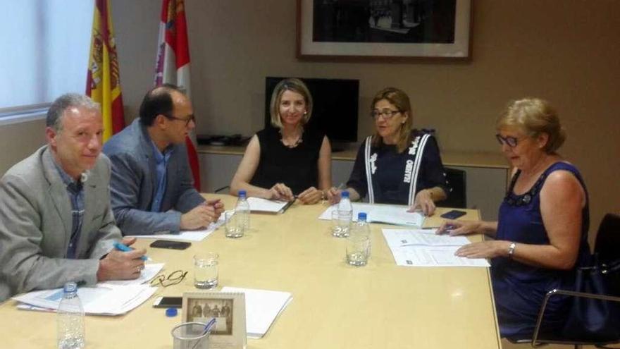 Alicia García y Mayte Martín Pozo (centro), con Maribel Escribano y técnicos de Familia