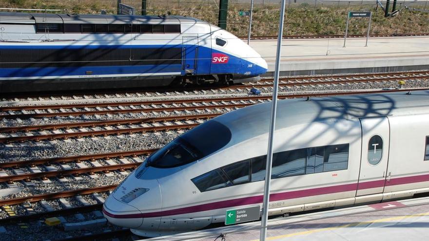 Un AVE i un TGV a l&#039;estació de Figueres-Vilafant.