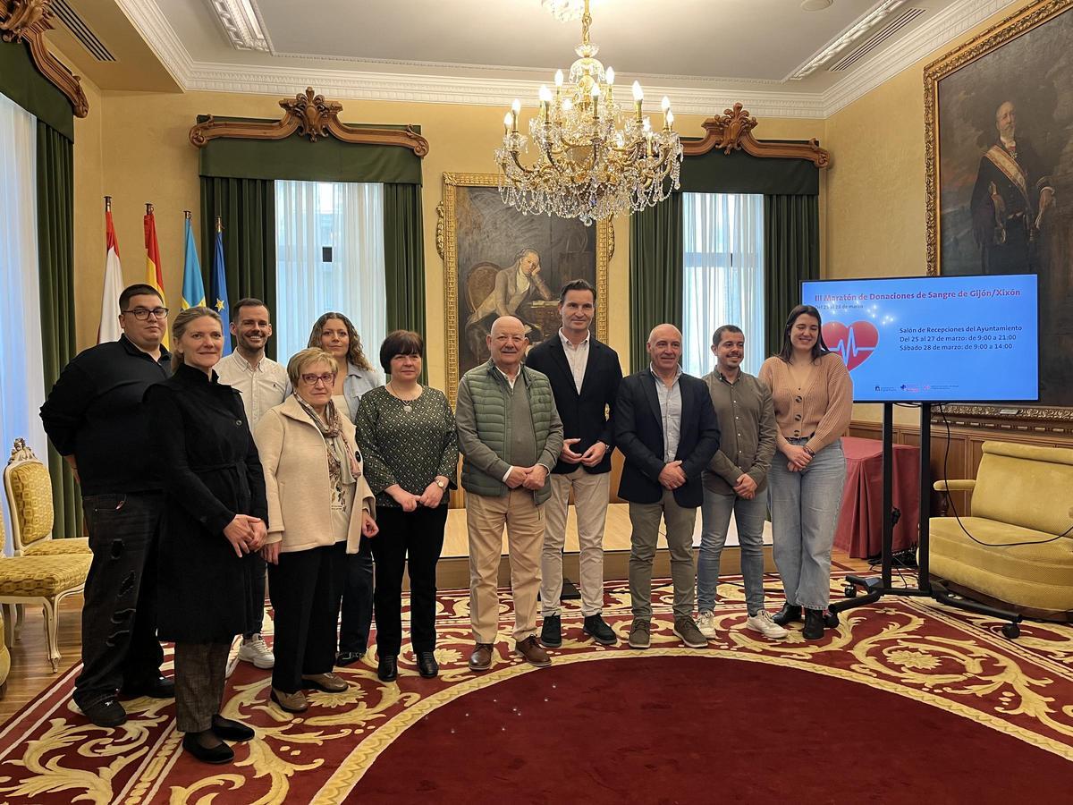 Por la izquierda, Rui Pinto, Sonia Segarra, Carlos Llaca, Ana María Menéndez, Yurena Sabio, María Teresa Díaz, Manuel Faustino Valdés, Jorge González-Palacios, Abel Junquera, Javier Suárez Llana y Olaya Suárez, esta mañana, en el Ayuntamiento de Gijón.