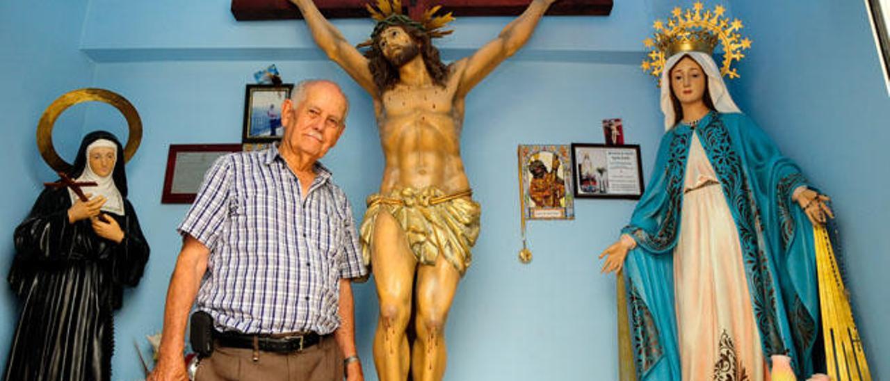 Antonio Suárez, conocido como Pepito Malaleche, en el interior de la capilla donde guarda las imágenes, ayer.