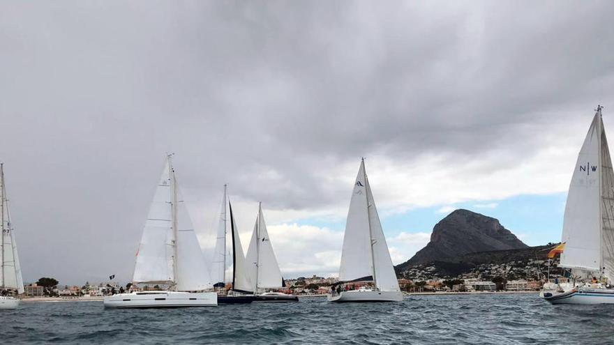 El Club Náutico de Jávea vuelve a sentir el mar