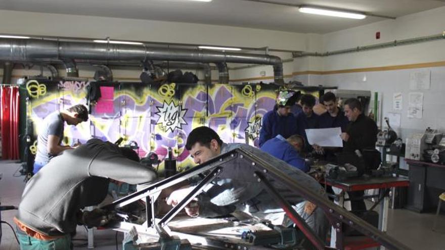 Alumnos de soldadura del Centro Menesiano de la capital durante una clase.