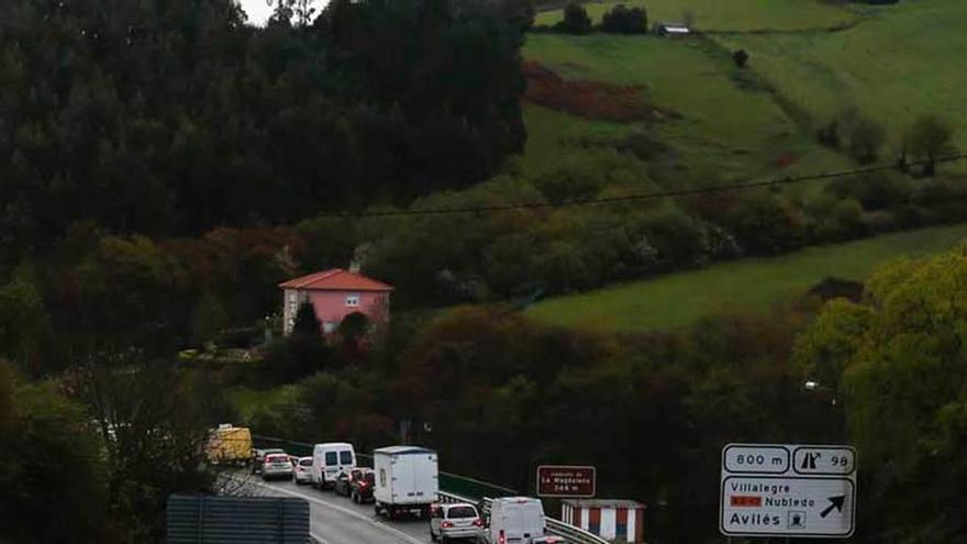 Caravana provocada por un accidente, en la variante.