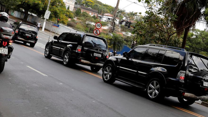 El convoy que escoltaba a Bolsonaro, tras salir del hospital.