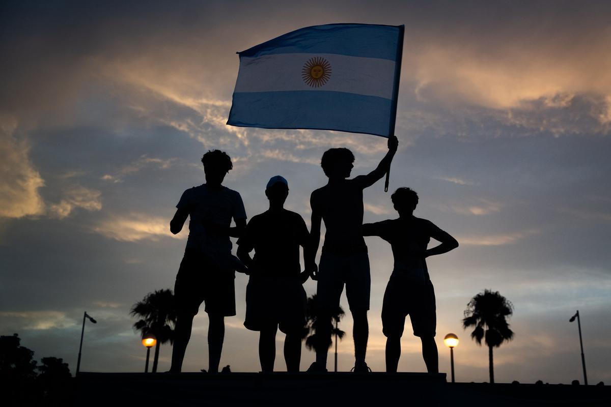 Aficionados argentinos se reúnen en la playa del Bogatell el día antes de la gran final contra España del Mundial