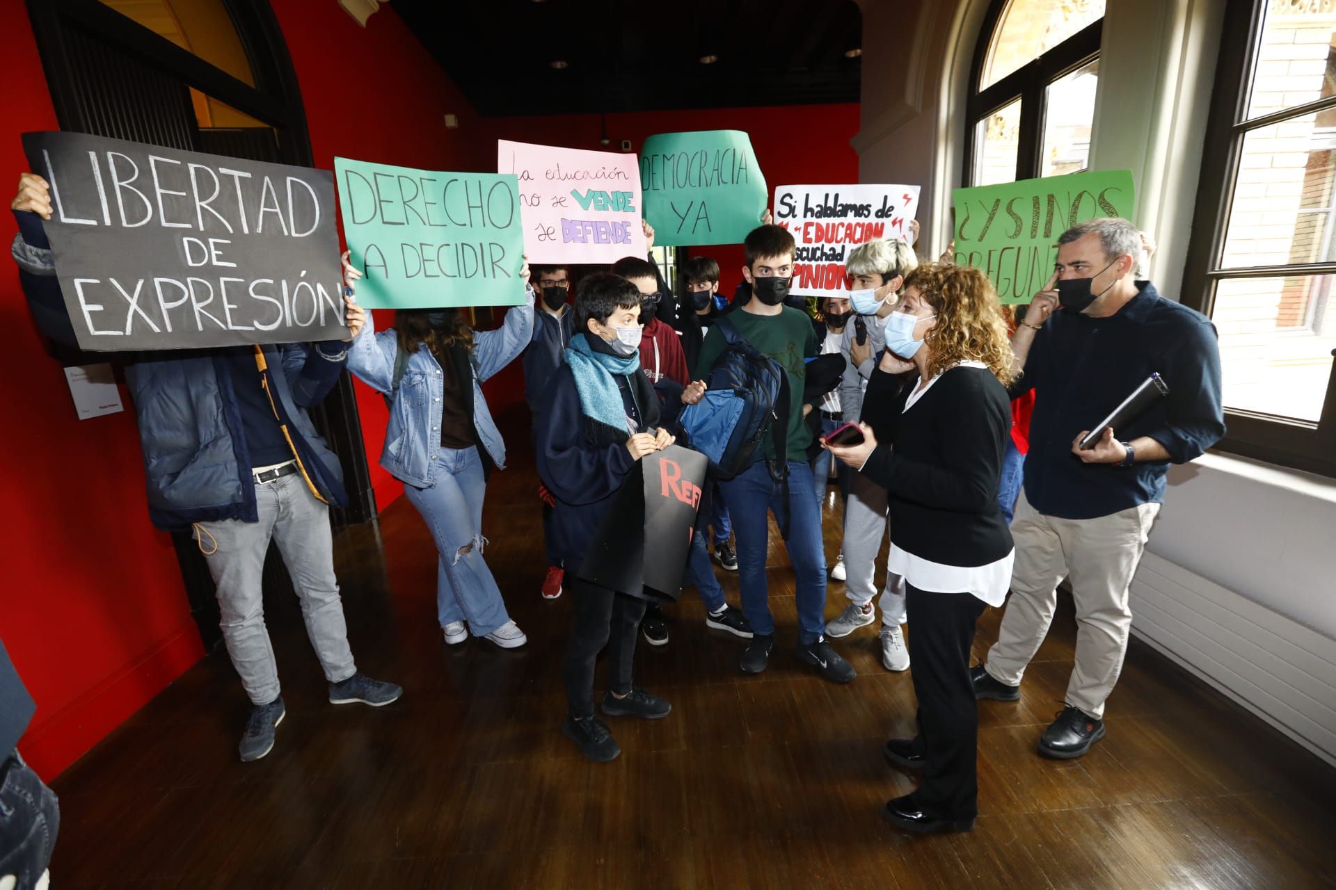 Los estudiantes protestan irrumpiendo en el Consejo de Gobierno de la Universidad de Zaragoza