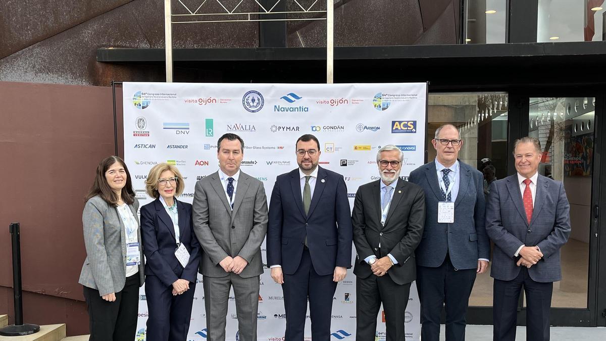Por la izquierda, Gala Concepción, Pilar Tejo, Gustavo Santana, Adrián Barbón, Diego Fernández, Álvaro Platero y Félix Baragaño, esta mañana, en el recinto ferial Luis Adaro.