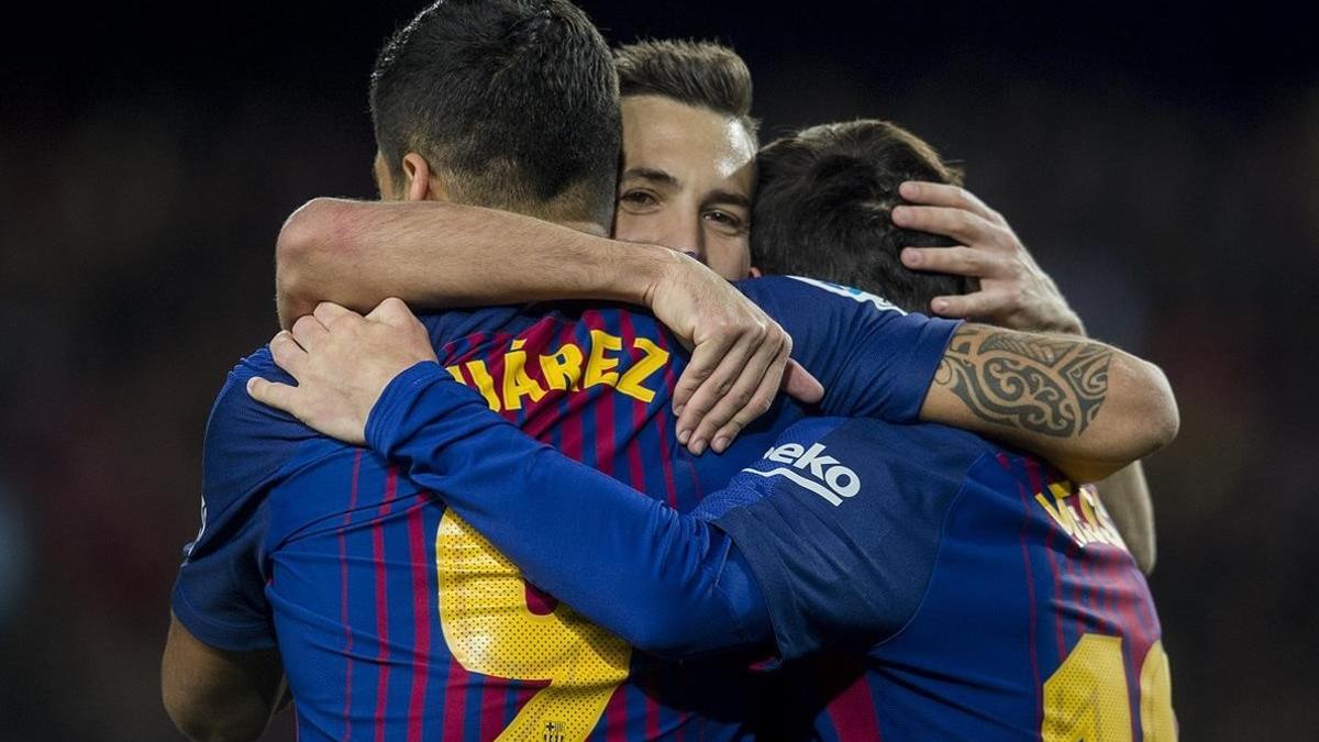 Alba, Messi y Suárez se abrazan tras uno de los goles.