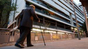 BARCELONA 13/11/2020 Casal popular Tres lliris de Gràcia. Cerrado por el Ayuntamiento por molestias a los vecinos. Tercera edad vejez yayo FOTO: ALVARO MONGE