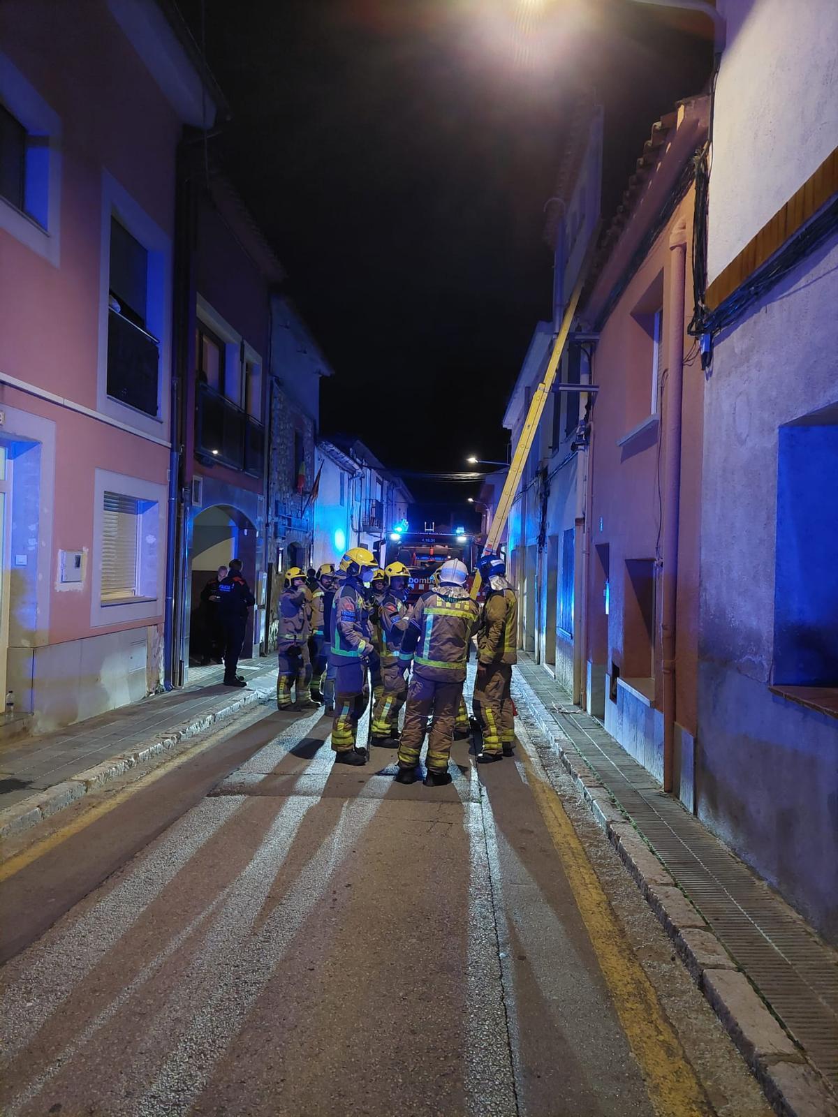 Efectius dels Bombers actuen en un carrer de Breda