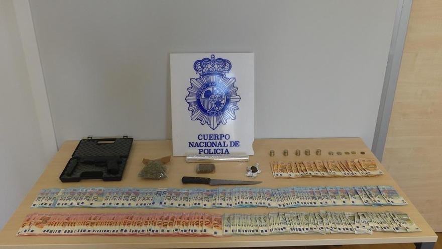 Arrestan a dos traficantes que vendían droga desde una casa ocupada en Lorca
