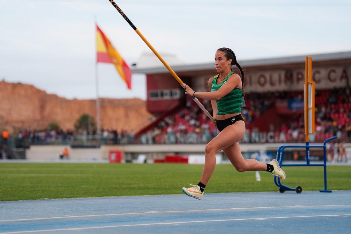 Alessia Valentina Pérez Meléndez (entrenada por Javier Alcácer) se proclamó campeona de España en el salto con pértiga.