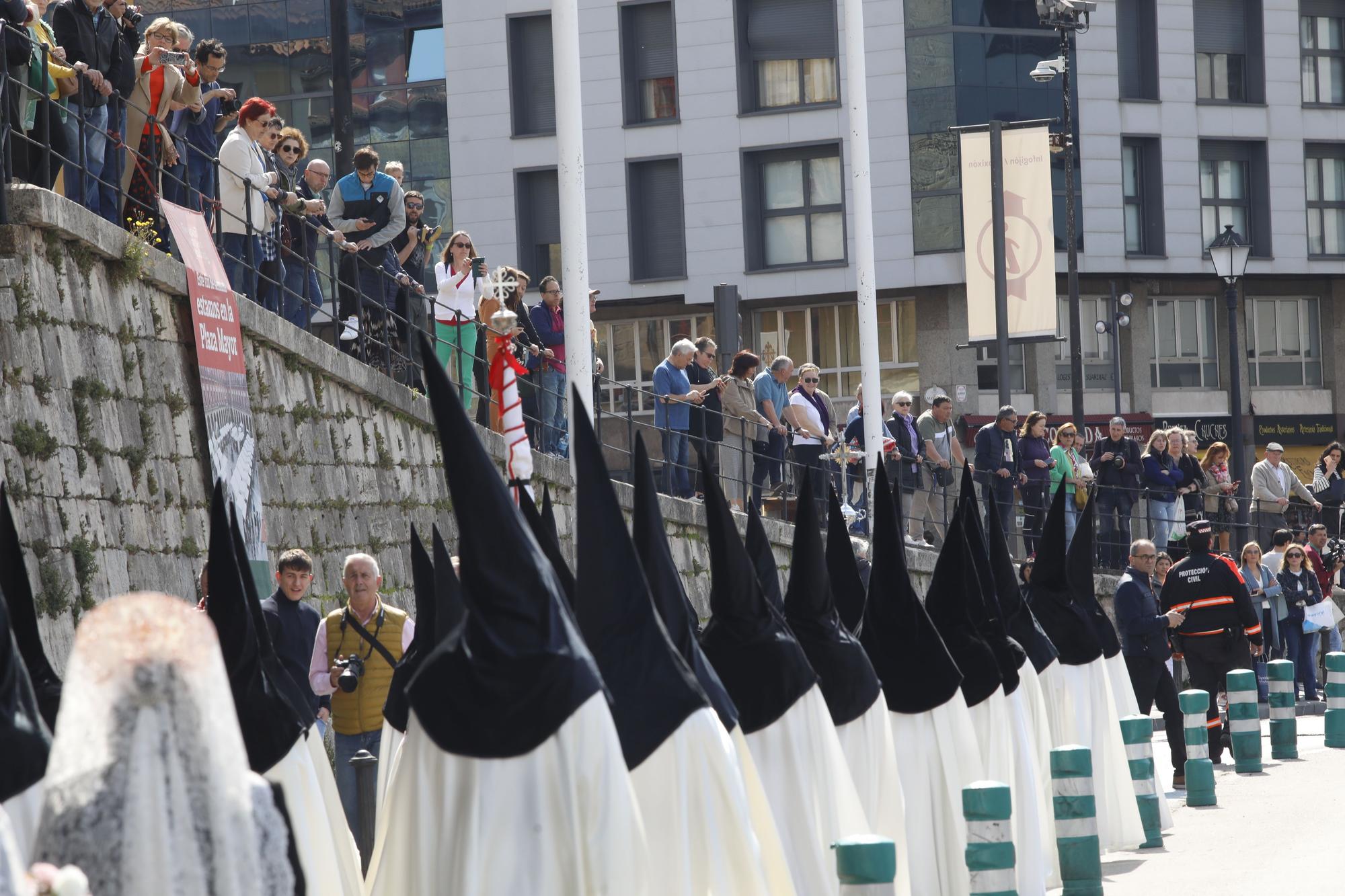 En imágenes: Así fue la procesión del Domingo de Resurrección para poner el broche a la Semana Santa de Gijón