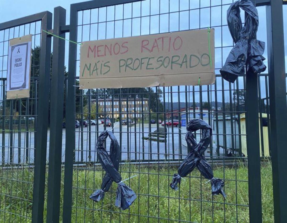 Carteles en el IES de Poio. | FdV