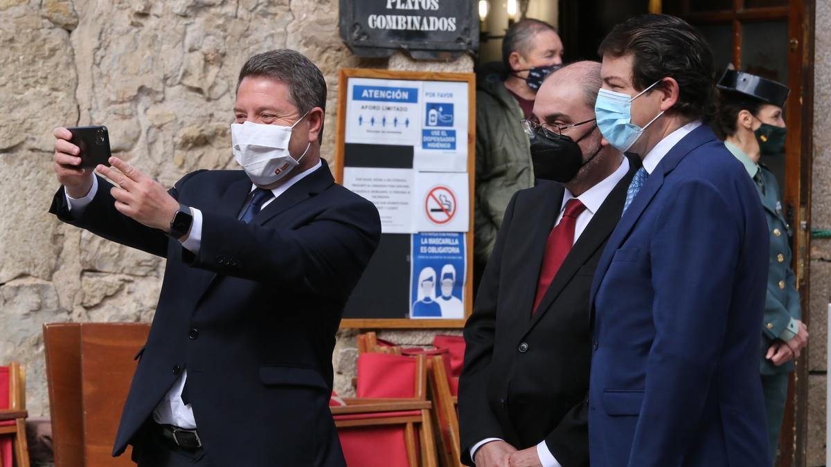 El presidente de la Junta de Castilla y León, Alfonso Fernández Mañueco, el presidente del Gobierno de Aragón, Javier Lambán, y el presidente de la Junta de comunidades de Castilla-La Mancha, Emiliano García-Page, se hacen un selfie antes de reunirse en Albarracín (Teruel).