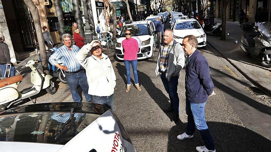 Los taxistas son uno de los colectivos que se han visto afectados por la crisis sanitaria.