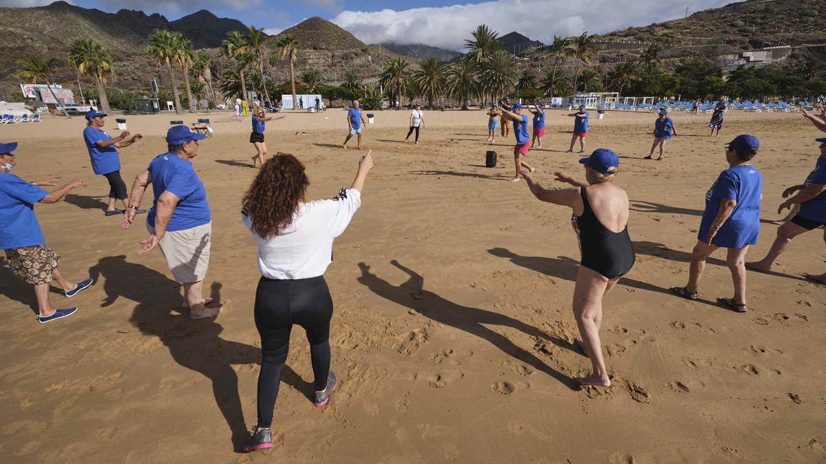 Un grupo de mayores participan en una actividad en la playa de Las Teresitas.