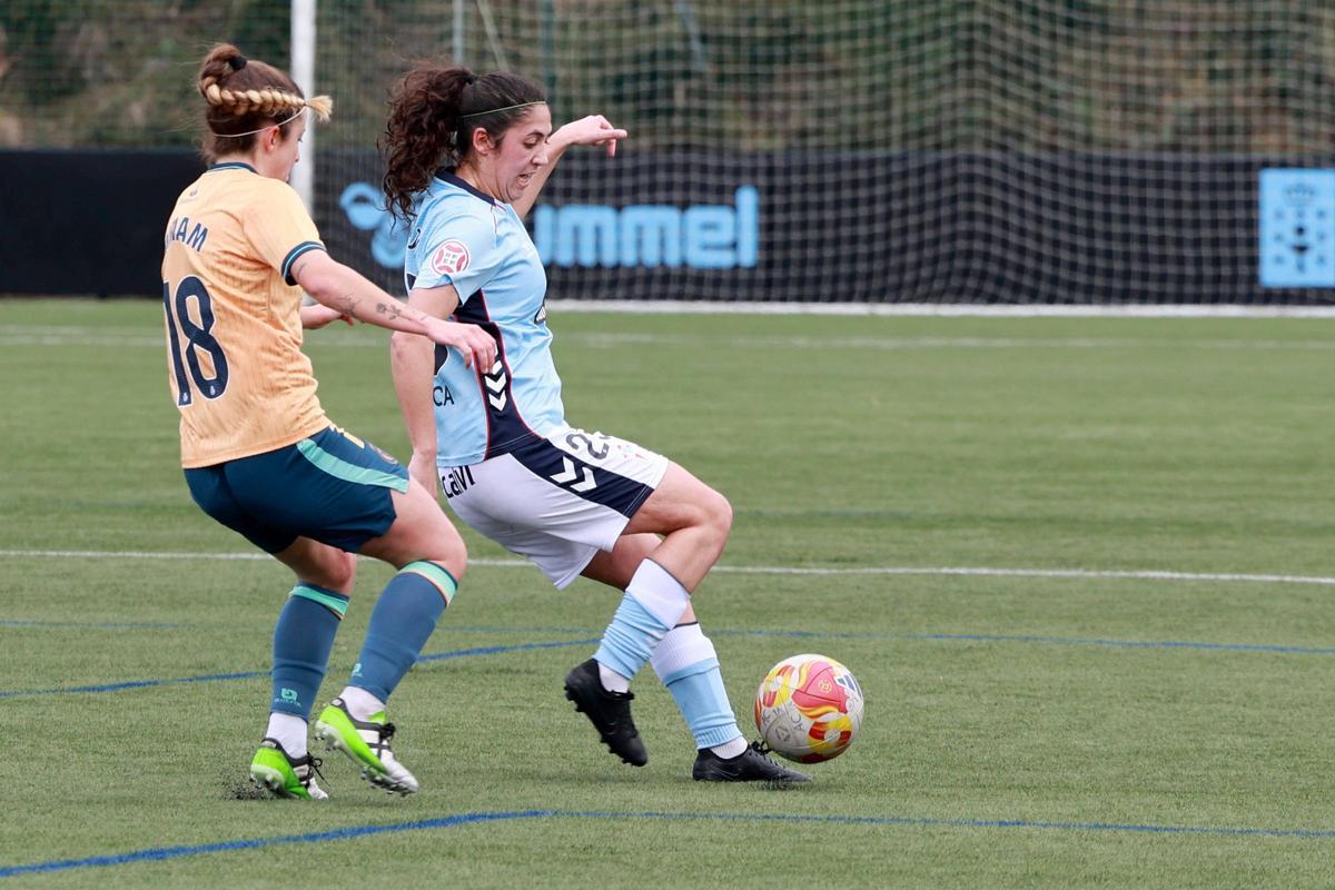 Nerea Cuquejo controla el balón.