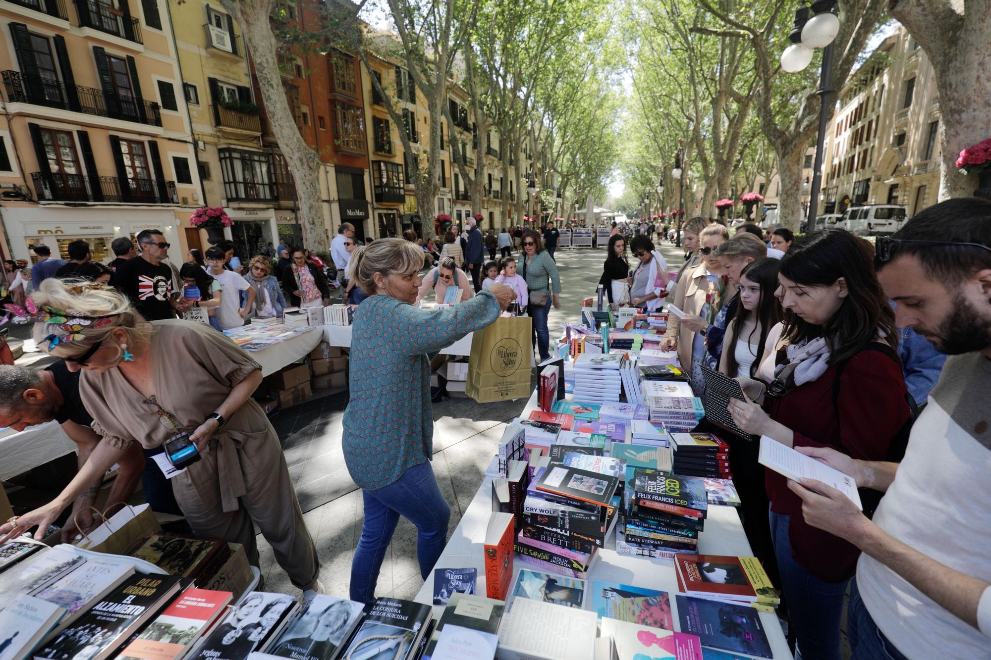 Día del Libro en Mallorca: Los lectores abarrotan el centro de Palma