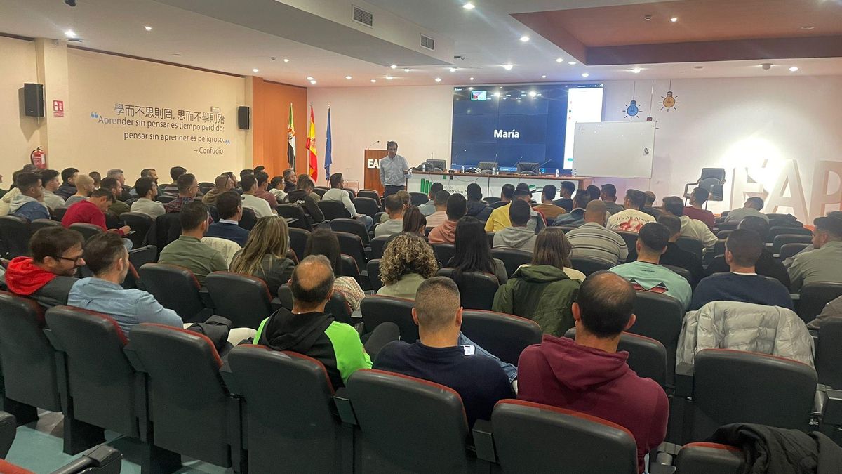 Agentes de la Policía Local atendiendo a una formación.