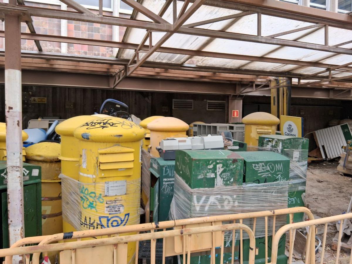 Buzones abandonados en la oficina de Correos de El Portillo, en Zaragoza.