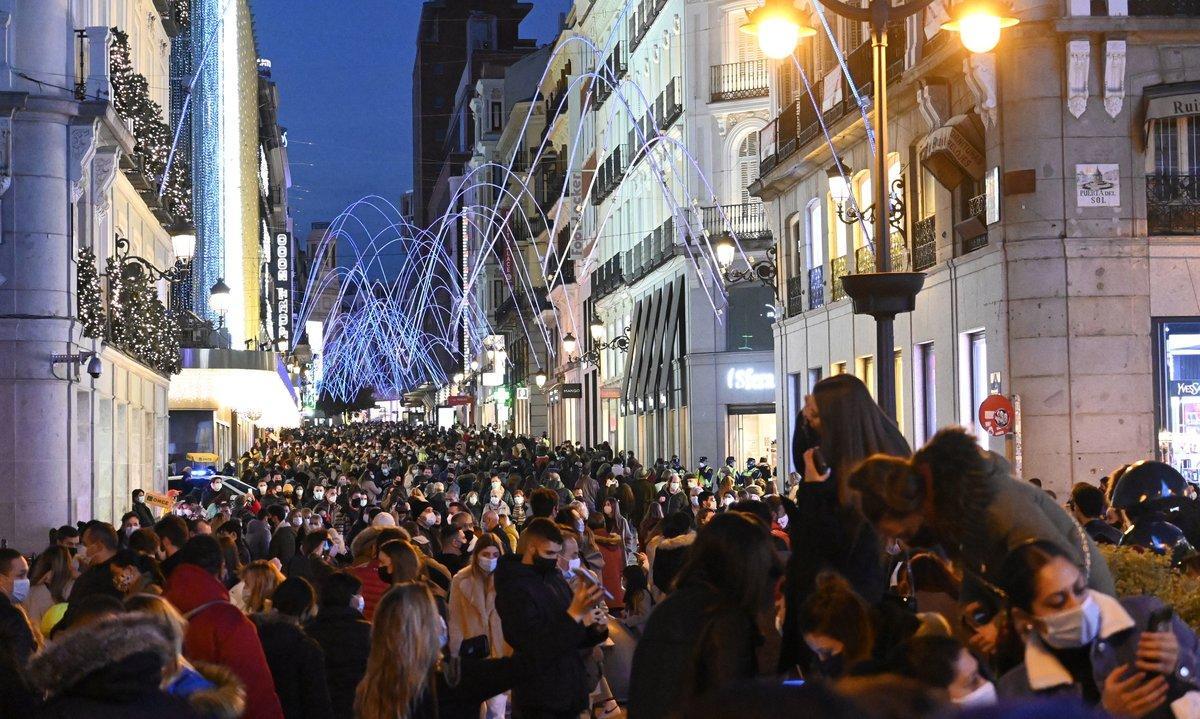MADRID, 29/11/2020.- Vista general de la madrileña calle de Preciados desde la Puerta del Sol, este domingo por la tarde.- EFE/Víctor Lerena MADRID, 29/11/2020.- Vista general de la madrileña calle de Preciados desde la Puerta del Sol, este domingo por la tarde.- EFE/Víctor Lerena