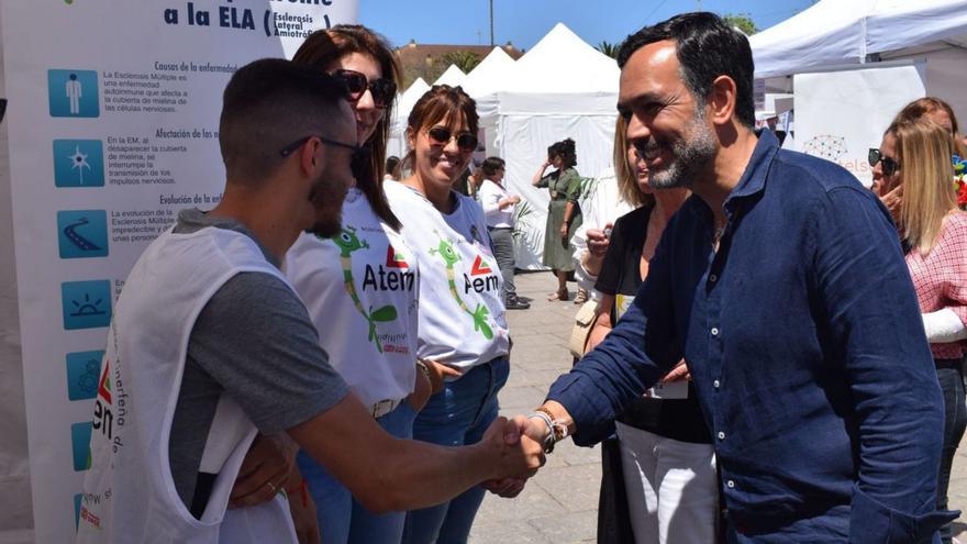 Lope Afonso, candidato del PP al Cabildo de Tenerife, saluda a voluntarios de una entidad social.