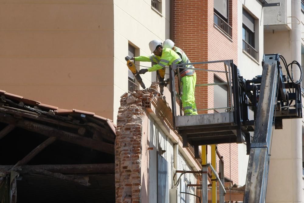 Comienza el derribo del edificio de La Feria