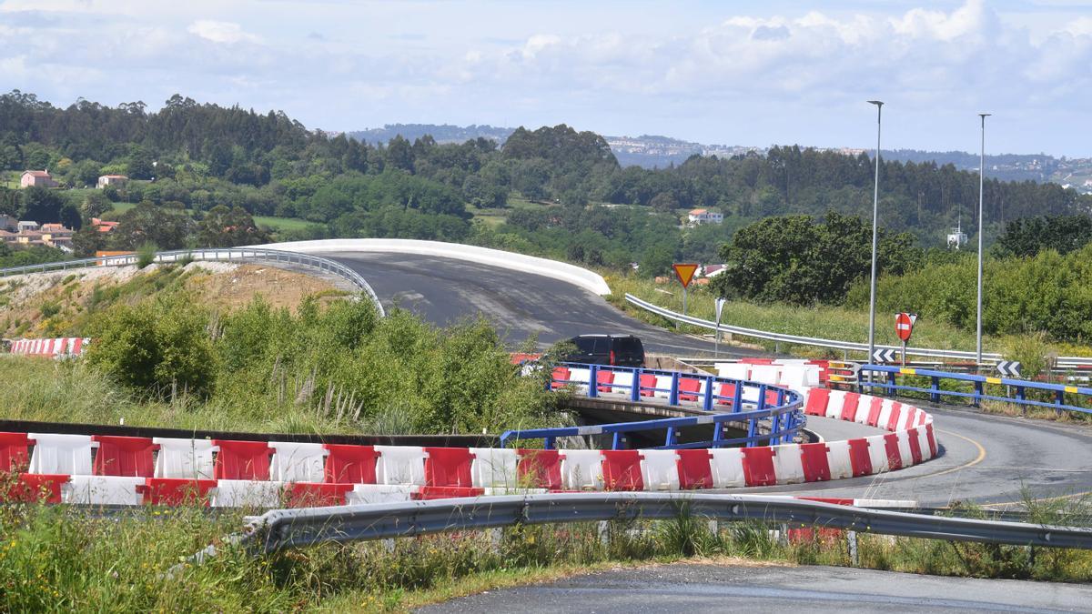 Enlace de la vía ártabra con la carretera Nacional-VI, en Iñás, en obras, el pasado mes de junio.