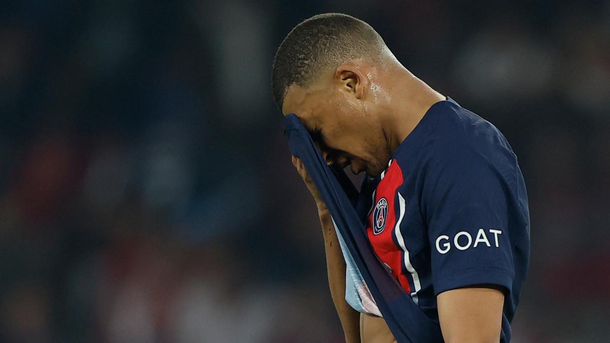 Mbappé, abatido tras ser eliminado de las semifinales de la Champions por el Dortmund en París.